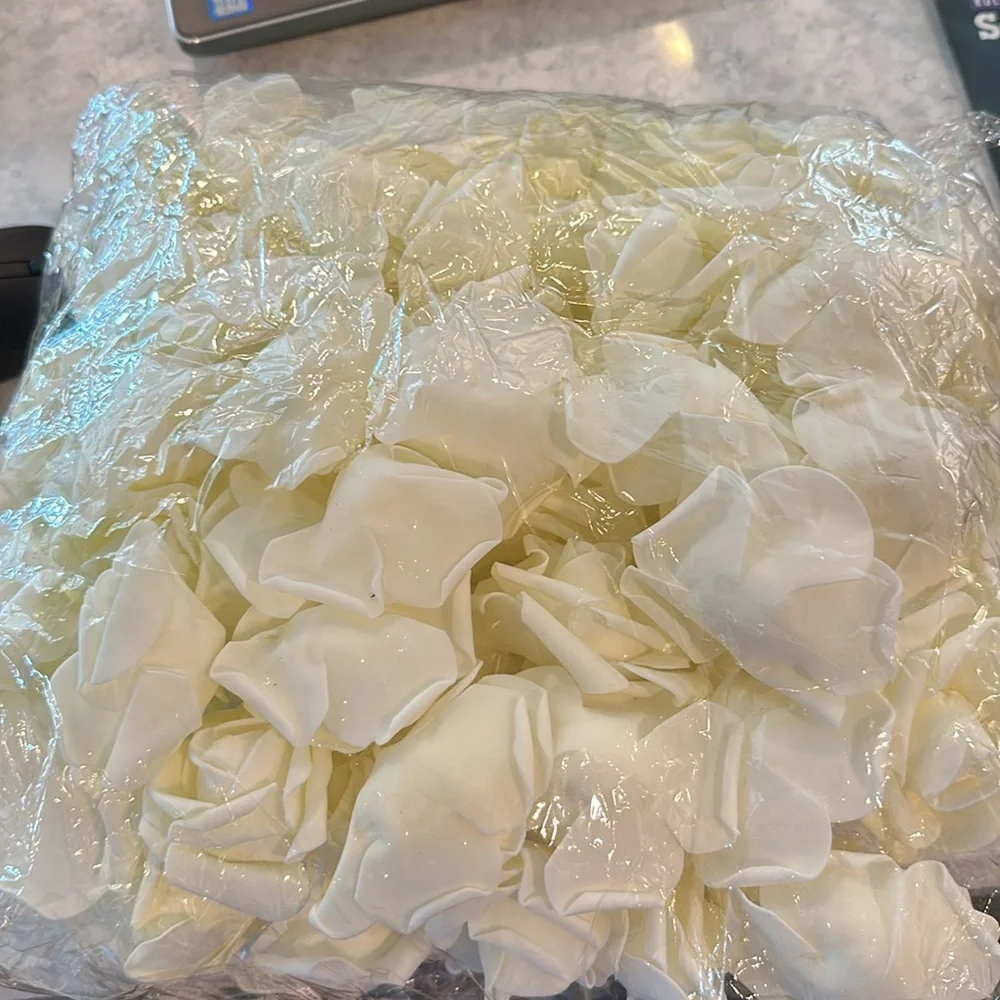 Two bags of rose heads for decorating - Picture 2 of 3